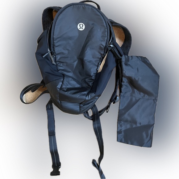 Lululemon small black backpack 🎒 nwot - Picture 9 of 11